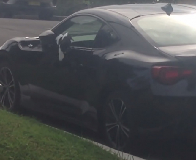 Auto vám nemusí poškrábat jen vandalové. Tuto Toyotu devastoval pták jak z Hitchcocka (video)