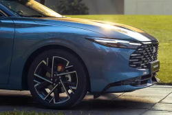 Nový Ford Mondeo dál potají žije svůj druhý život. Ukázal se v novém a vypadá ještě líp, při jeho cenách máme co závidět