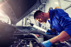 Ford už ví, že nová auta už tu nikomu neprodá, a tak zlevňuje náhradní díly na ta dříve vyrobená