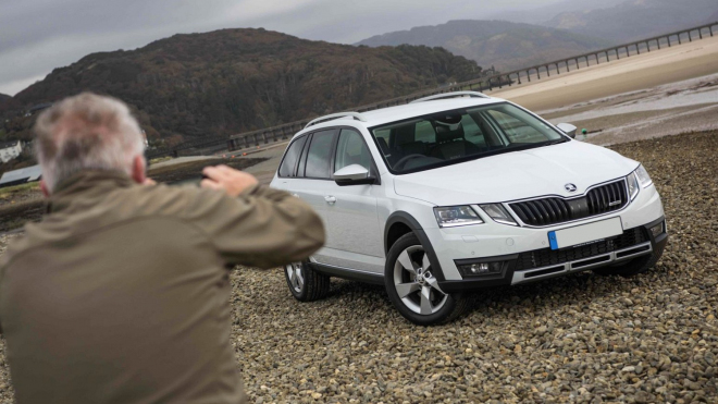 Škoda zveřejnila 10 tipů, jak fotit auta mobilem. Zkrášlí i čtyřokou Octavii?