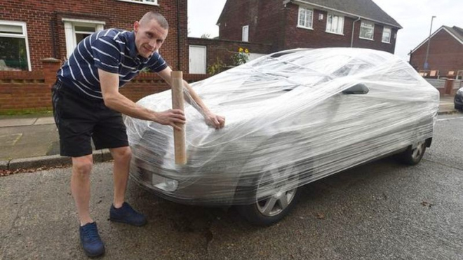 Hrdina či buran? Takto se Brit vypořádal s Octavií zaparkovanou před jeho domem