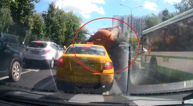 Řidič Škody Octavia zastavil za fekálním vozem, pak přišlo voňavé překvapení (video)