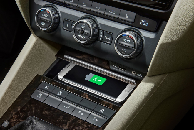 Škoda Phonebox není nový model, ale bezdrátové nabíjení mobilů na palubě