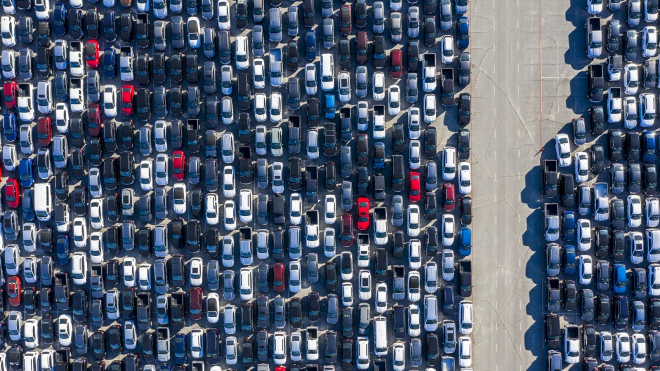 Automobilky neví, co s novými auty, statisíce jich skladují, kde se dá