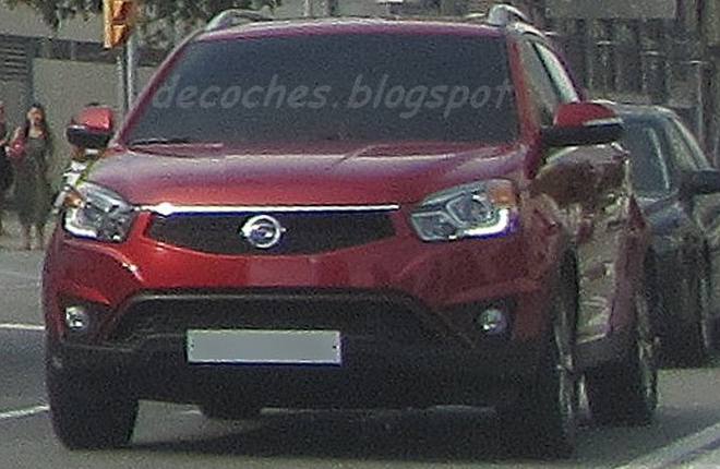 SsangYong Korando 2014: facelift nafocen bez maskování, dominují mu LEDky pro denní svícení