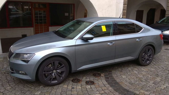 Neoznačená stíhací Škoda Superb Policie ČR dostala pokutu za špatné parkování