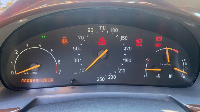 K mání je nejeté auto dnes už mrtvé značky, ikona Saabu s pouhými 624 km