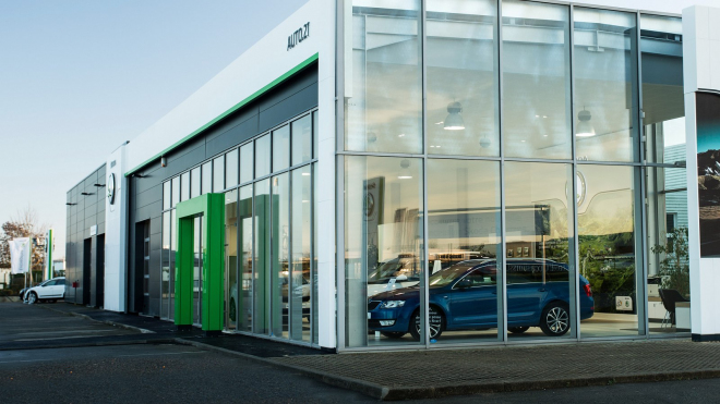 Automobilky přetáhly strunu s výrobou nových vozů, ještě letos přijdou roky nevídané slevy