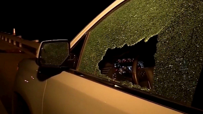 Někdo si z dálnice udělal cvičnou střelnici, zasáhl 61 aut