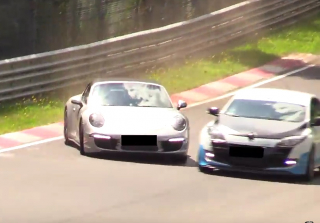 Nad Ringem znovu svítí slunce, dva řidiči o milimetry unikli nehodám (videa)