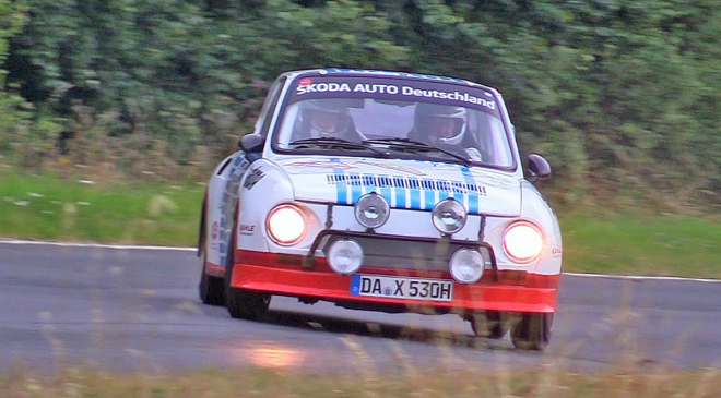 Škoda 130 RS v krásném driftu ukazuje, proč některé nikdy neztratí své kouzlo (video)