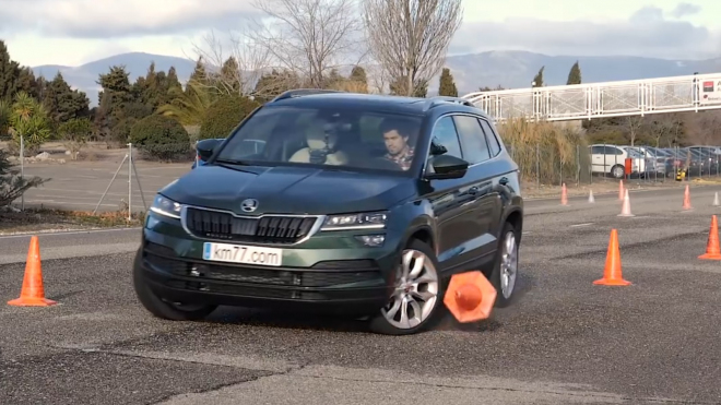 Tohle předvedla Škoda Karoq v losím testu. Ve srovnání s BMW X2 je to k nevíře