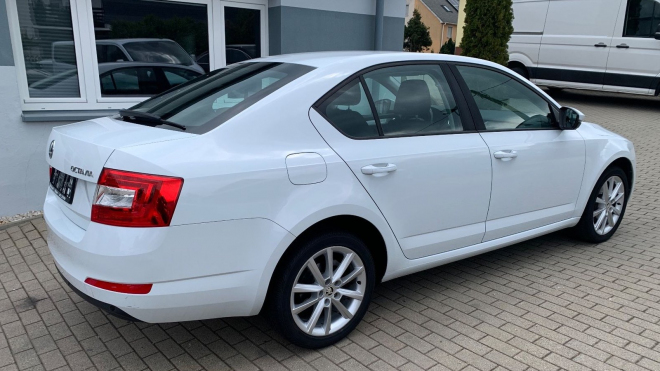 Nejetá, jen jednotky let stará nejúspornější Škoda Octavia může být vaše za cenu, za níž dnes nedostanete ani oholenou Fabii