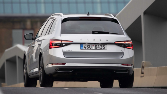 Škoda Superb Combi se 720koňovým pětiválcovým turbem to rozbalila na německé dálnici, ve 260 km/h se jí zasekl tachometr