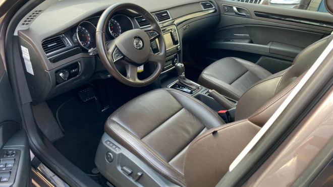 Téměř nejetá Škoda Superb TDI 4x4 v nejvyšší výbavě za cenu lepší Fabie je dnes výjimečnou nabídkou