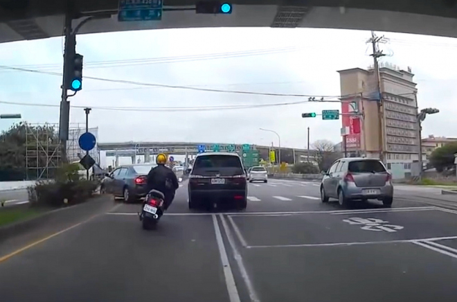 Když už se proplétáte provozem na skútru, dívejte se, kam jedete (video)