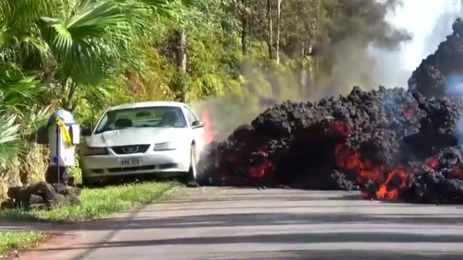 Co se stane, když rozžhavené lávě zkříží cestu auto? Tohle u nás neuvidíte