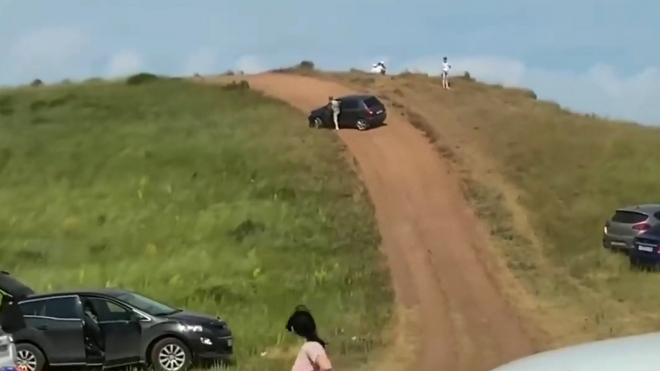 Muž se pokusil zaparkovat Škodu Fabia v kopci. Přejela ho, ujela mu, rozjezdila kemp