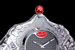 Nové stolní hodiny Bugatti stojí samy o sobě víc než spousta výjimečných sporťáků, je to přitom kýč jako hrom