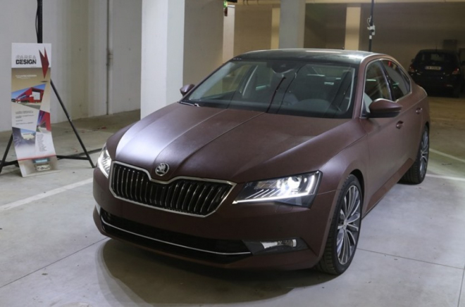 Tahle hnědá Škoda Superb teprve ukazuje, co to je mít auto „v kůži”