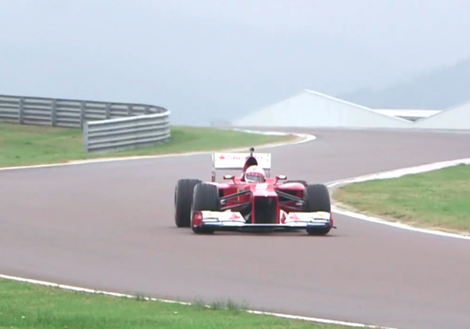 Sebastian Vettel se poprvé prohnal Ferrari ve Fioranu, teď už to byl jistě on (videa)
