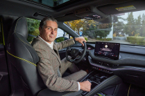 Même le déclin de l'intérêt et les chiffres de vente minimes n'ont pas empêché Skoda de rêver d'un avenir électrique. Le patron de l'entreprise révèle ce qui nous attend - 2 - Skoda Enyaq et Klaus Zellmer 2023 première photo 02