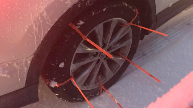 Američan našel levnou náhradu sněhových řetězů, policie pro ni ale pochopení neměla