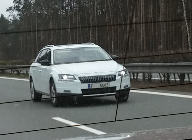 Škoda Superb Scout přistižena při testování, odhalí se hned s kombíkem?