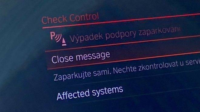 „Otevřete všechny dveře a odejděte aspoň 50 m od vozu.” Řidiče trápí stále absurdnější selhání moderních aut