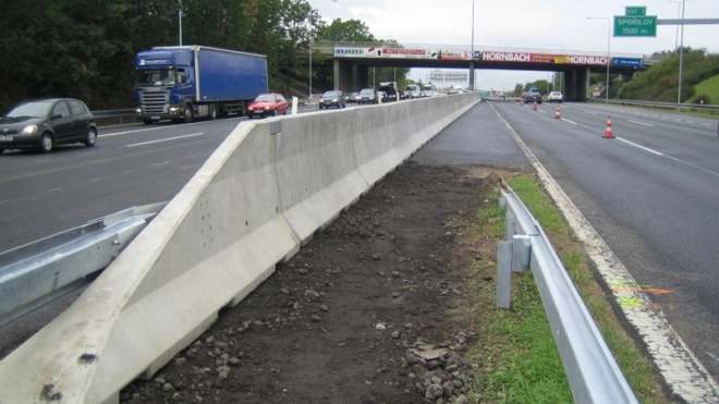 Proč se betonová svodidla směrem nahoru zužují? A jak fungují lanová svodidla?
