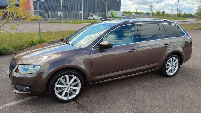 Zánovní Octavia Combi se spoustou výbavy, 180 koňmi a 4x4 může být vaše za cenu, za jakou vám Škoda brzy neprodá ani Fabii