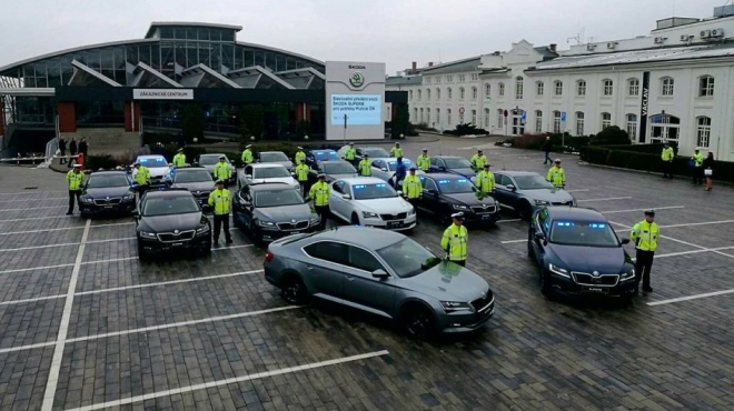 Policie převzala dálniční stíhačky z tendru ušitého na míru, řidiči je zaplatili předem