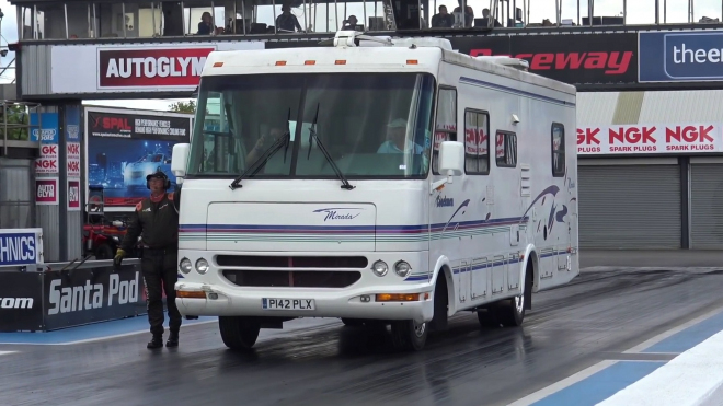 Někdo vytáhl na sprinterskou dráhu starý karavan, publikum jen zíralo