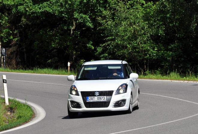 Právě testujeme Suzuki Swift Sport 2012, takto zdolává klikaté okresky (video)