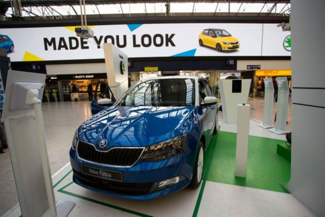 Také Škoda už prodává auta s pomocí virtuální reality, jde na to ale trochu jinak