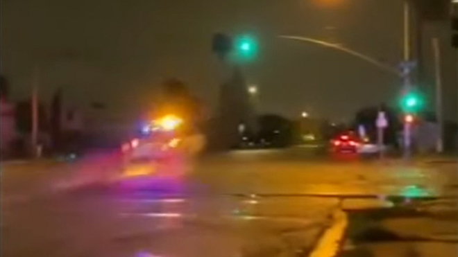 Policejní auto se při honičce vzneslo do vzduchu, přistálo na zaparkovaných vozech