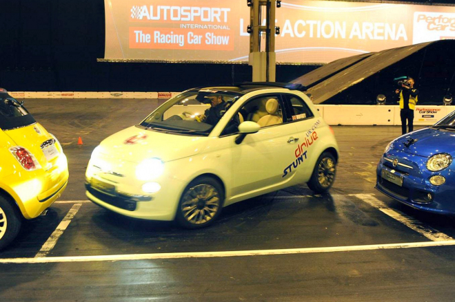 K zaparkování do řady aut už stačí jen 7,5 cm navíc. Je to ale pořád moc, aby rekord vydržel (video)