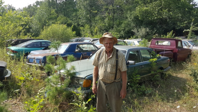 Úřady donutily muže rozprodat auta z jeho sbírky. A nakonec i poslat část do šrotu