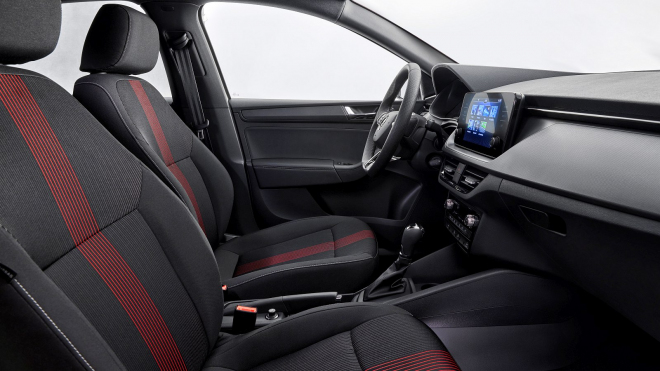 Škoda Rapid znovu zkouší dostát svému jménu. Když už nic jiného, jde na to levně