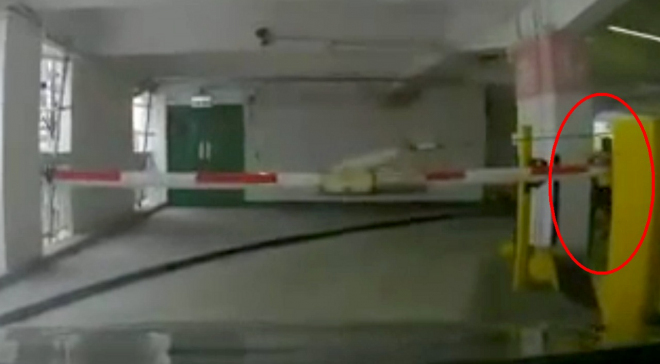 Smolař týdne zaplatil parkovné, z parkoviště stejně neodjel (video)