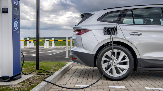 Britové po letech marného vnucování vyjmenovali největší problémy elektromobilů, ani jeden dnes nemá řešení