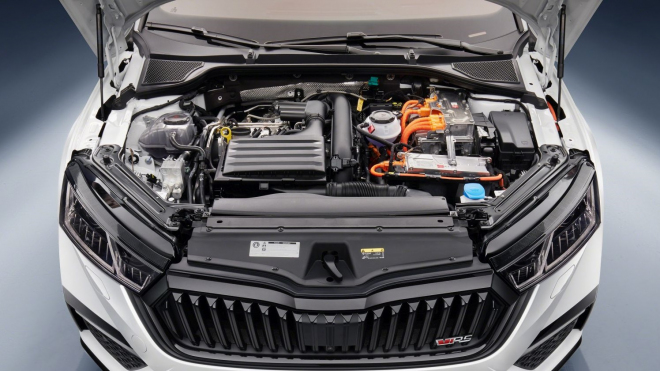 Nová Škoda Octavia RS odhalila vše, i motorový prostor slibující nemožné