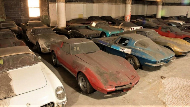 36 aut svérázného umělce chátralo 25 let v garážích, teď budou rozprodána v aukci