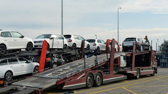 Rozjetý vlak rozstřelil kamion s luxusními auty zaklíněný na přejezdu, vozy létaly jako kuželky při bowlingu