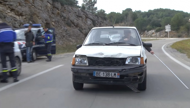 Takhle to dopadne, když za volant auta usedne slepec, před zraky policie (video)