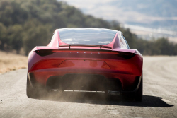 Elon Musk 7 let po premiéře Roadsteru slibuje, že auto vážně dorazí. Stovku má dát pod 1 s a na zadek posadit všechny