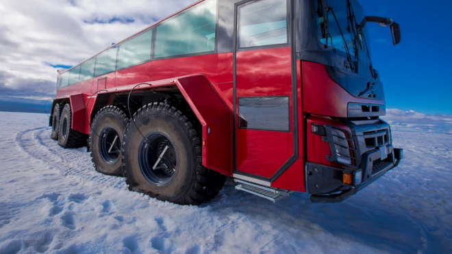 Jeden z nejdrsnějších autobusů světa jezdí po Islandu, pokoří i speciál Tatry
