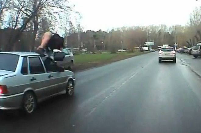 Ruské dívky vydrží více než Slováci, srážku s autem přejdou s klidem (video)