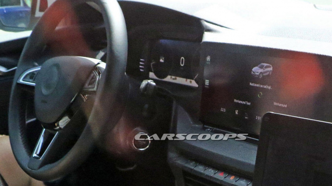 Interiér nové Škody Octavia poprvé nafocen i s podobou auta na jednom z displejů