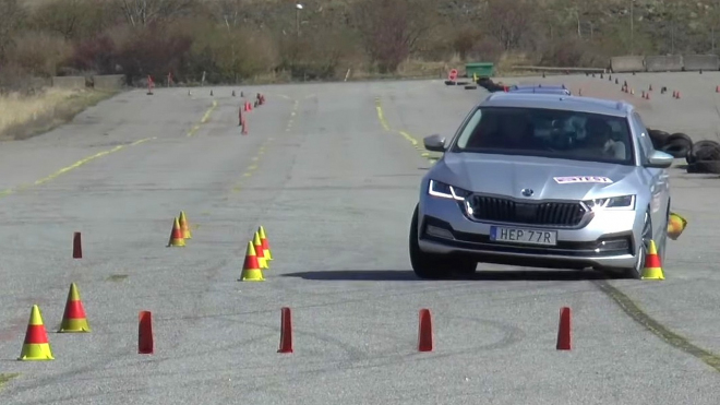 Nová Škoda Octavia nezvládla losí test, výmluvy na hybridní techniku už nezaberou
